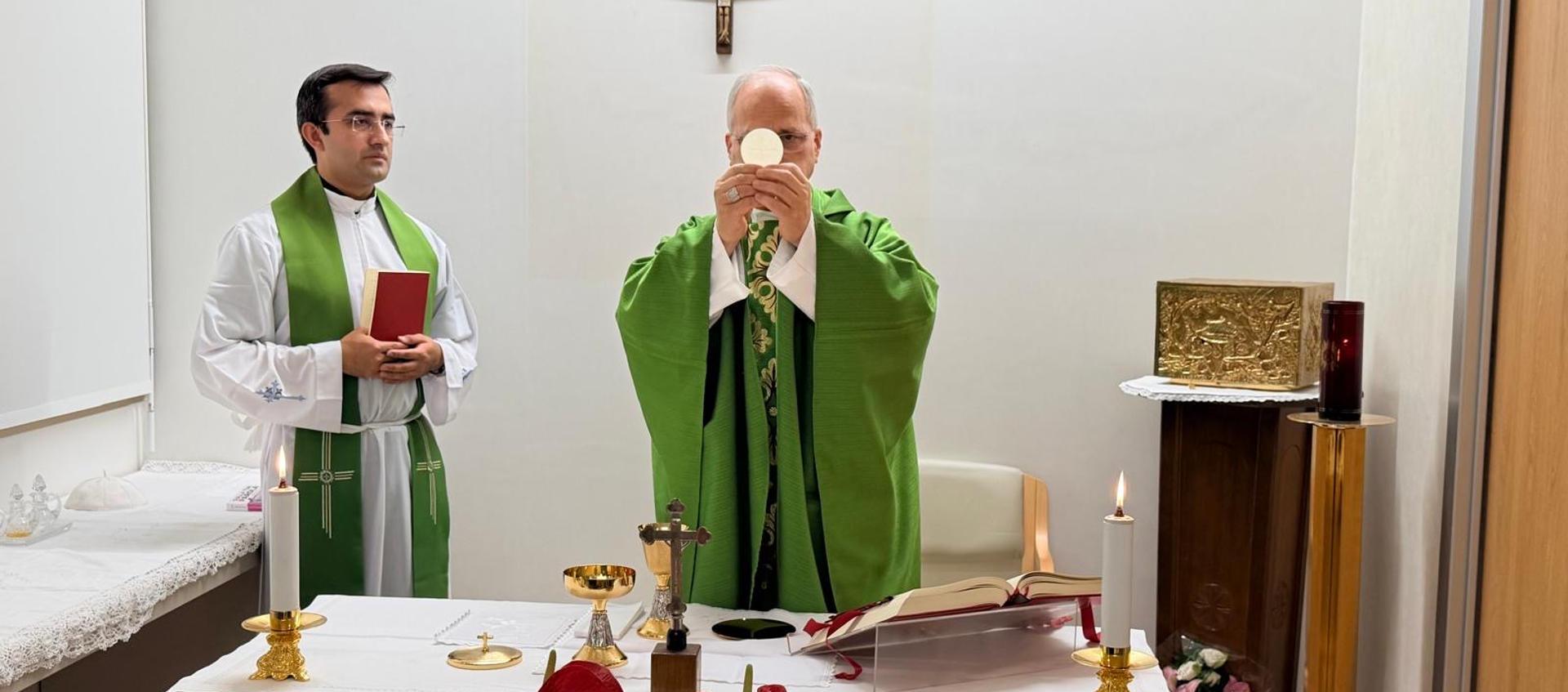 El Papa León XIV tras su operación de pulmón, oficiando misa junto a su secretario personal, el peruano Edgar Rimaycuna
