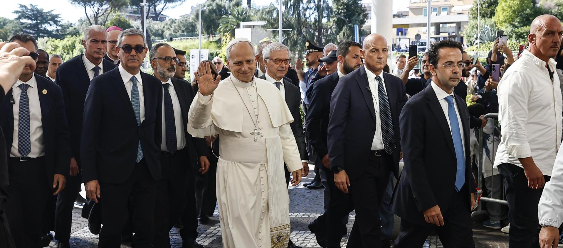 El Papa ingresando al hospital Gemelli de Roma.