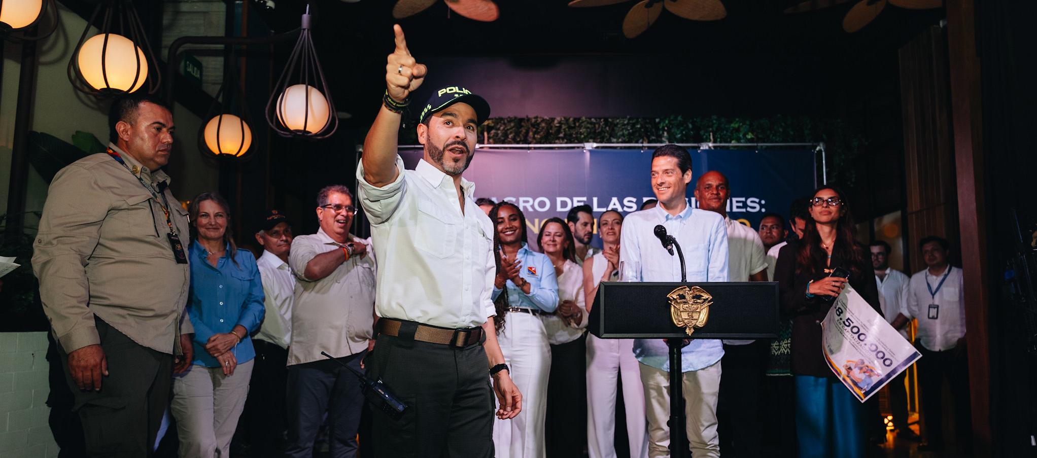 El Presidente Abelardo De La Espriella y de fondo el ministro de Comercio, Mauricio Gómez.