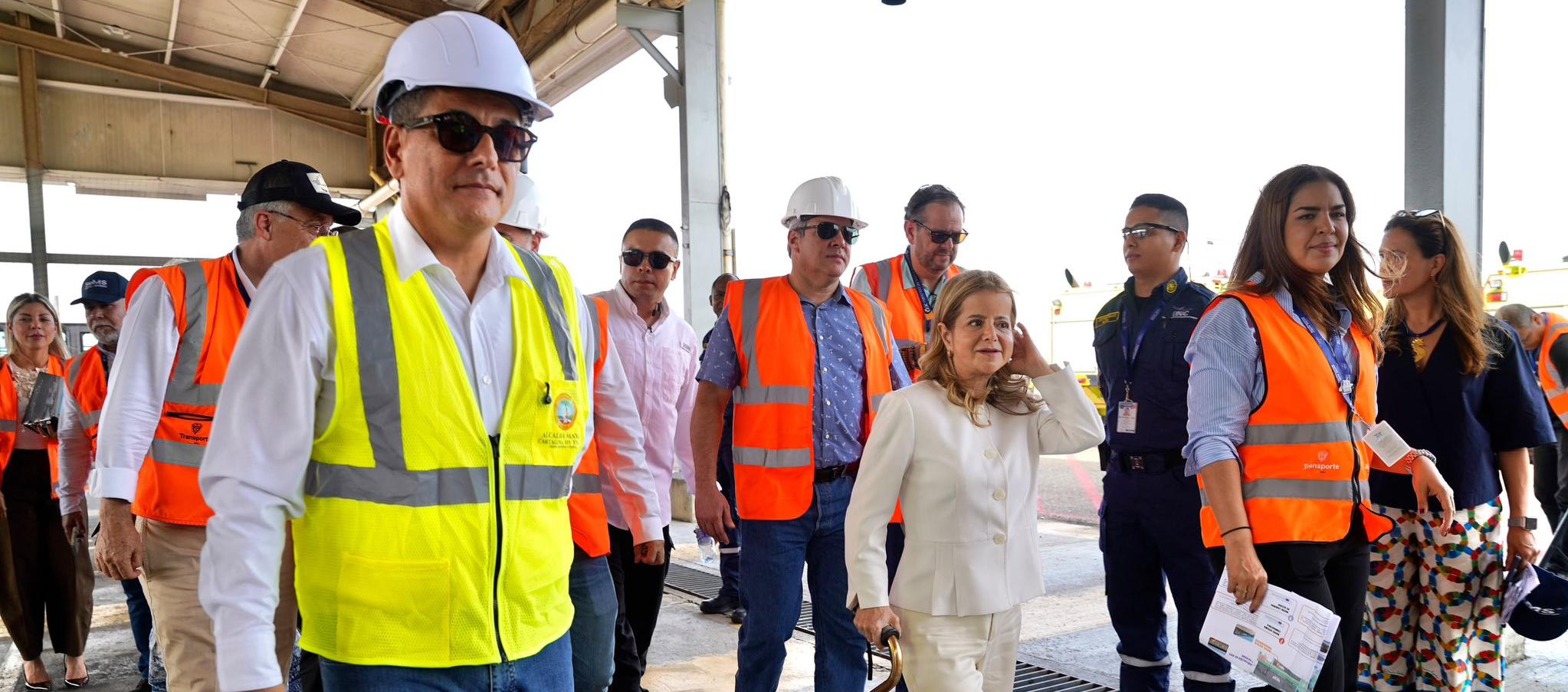 El alcalde de Cartagena, Dumek Turbay, con la ministra de Transporte, Elsa Noguera.