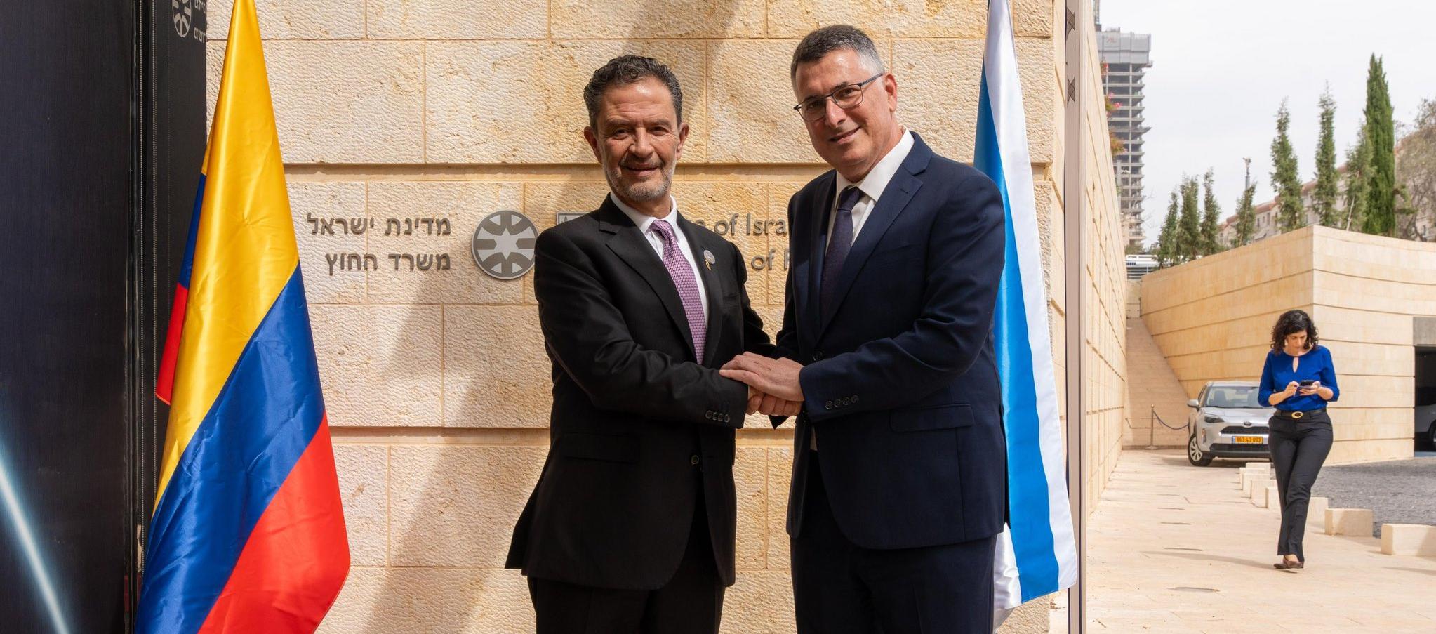 El canciller Omar Bula y el ministro de relaciones exteriores de Israel, Gideon Saar.