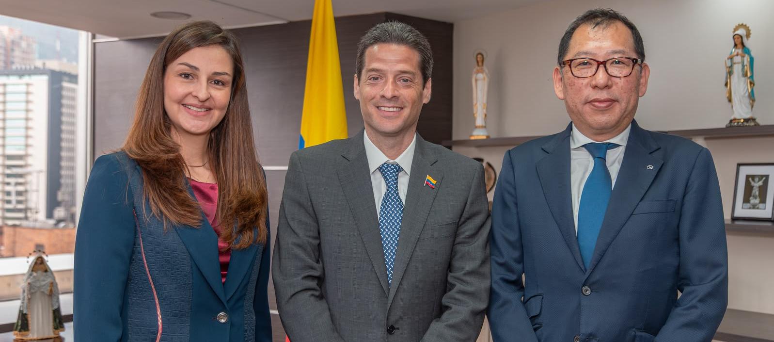 El ministro de Comercio, Mauricio Gómez, reunido con directivos de Mazda.