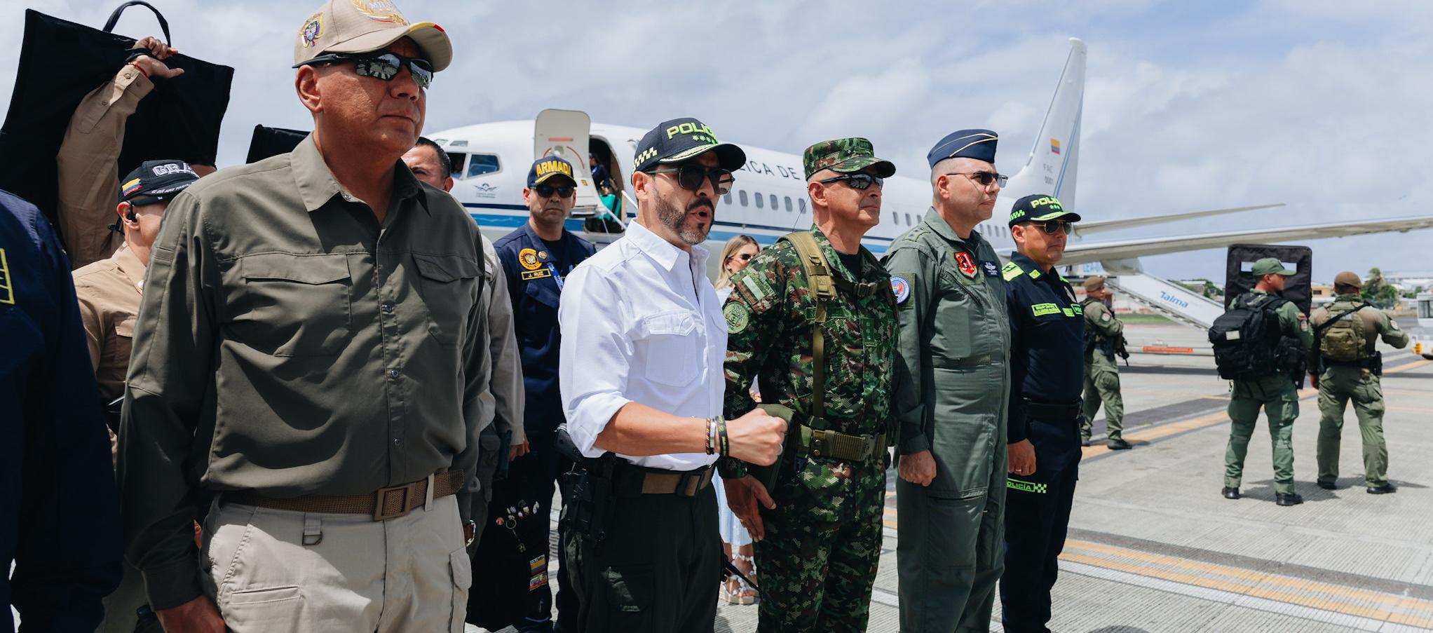 El ministro de Defensa, Jorge Mora; el Presidente De La Espriella y la cúpula militar.