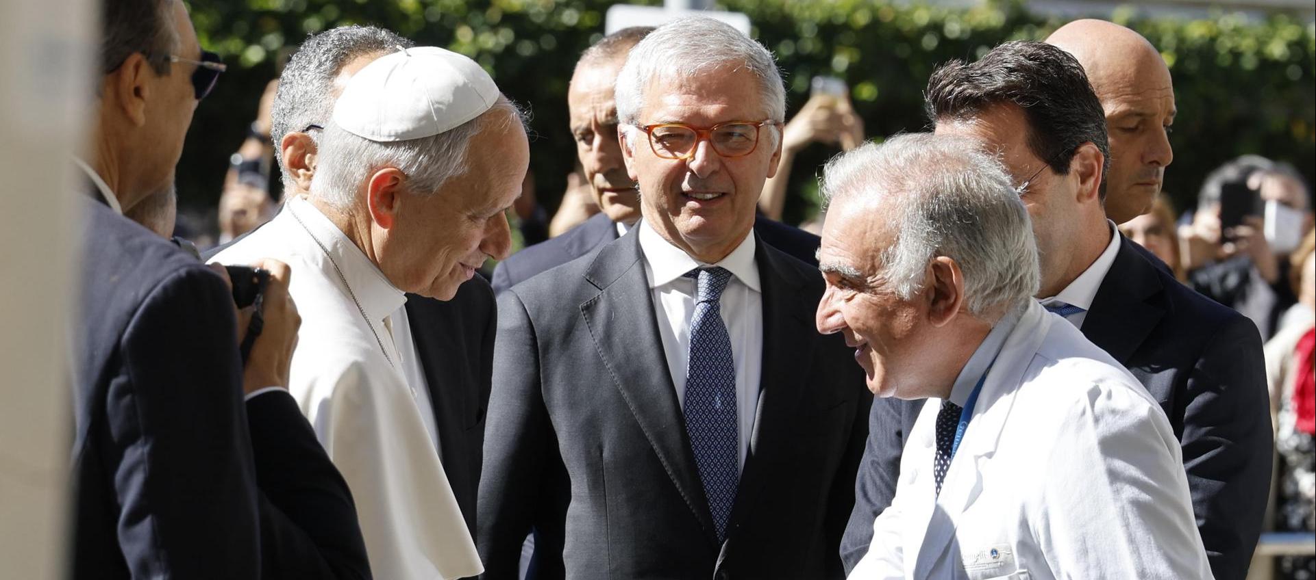 El Papa León XIV fue recibido por el Director de Salud Andrea Cambieri a su llegada al Hospital Universitario Agostino Gemelli