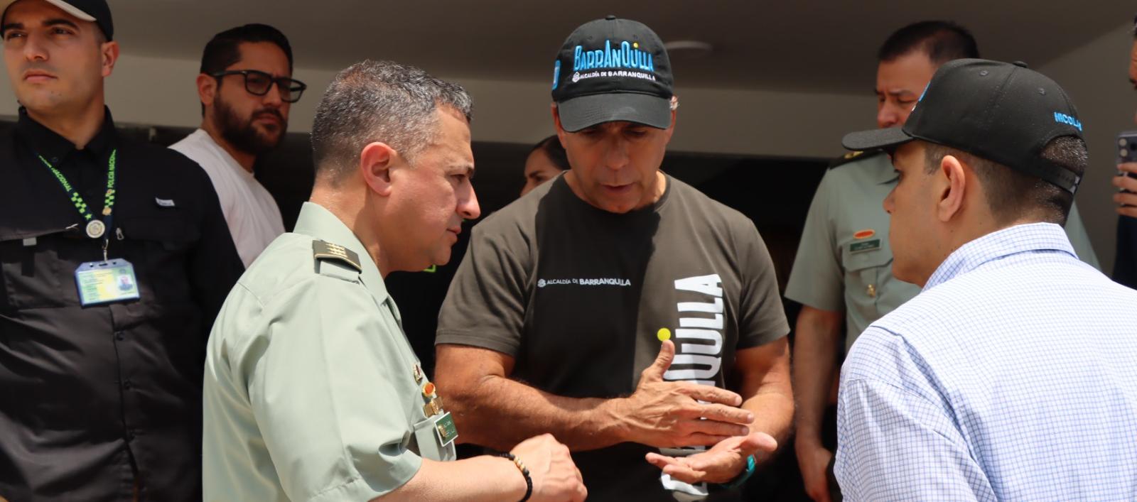 El subdirector de la Policía, MG. Norberto Mujica, y con el alcalde Char.
