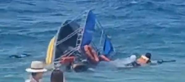 Embarcación volcada en Playa Blanca.