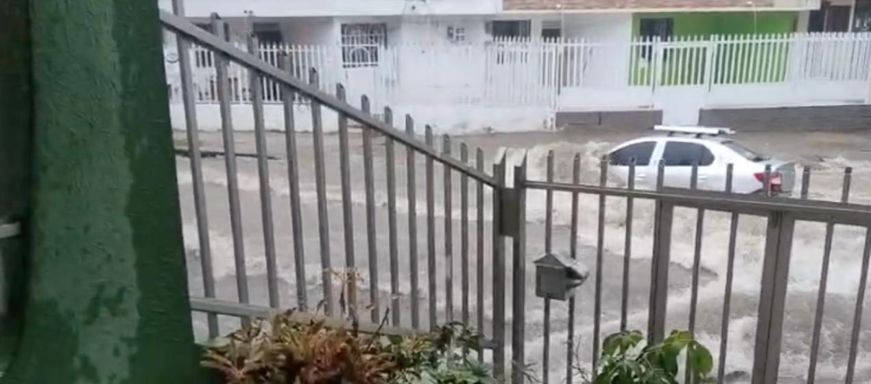 Momento del vehículo siendo arrastrado por el arroyo. 