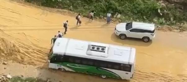 Estudiantes bajándose del bus.