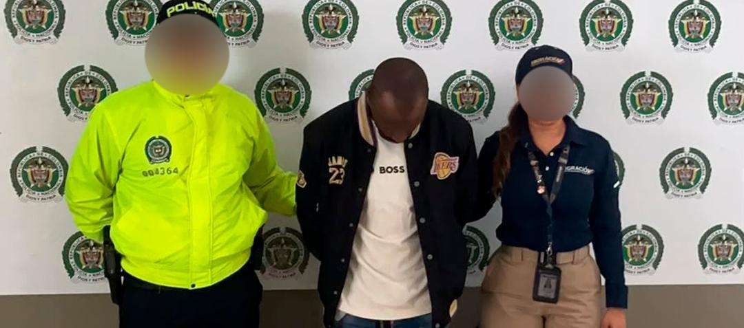 El ciudadano francés Traore Mamaodou, capturado por la Policía y expulsado por Migración Colombia. 