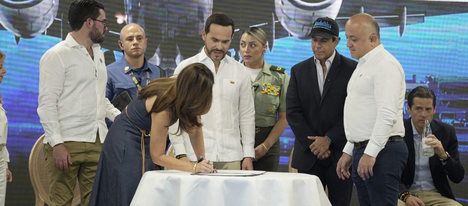 Firma del convenio por medio del cual el Distrito asume operación y administración del 'Ernesto Cortissoz'.