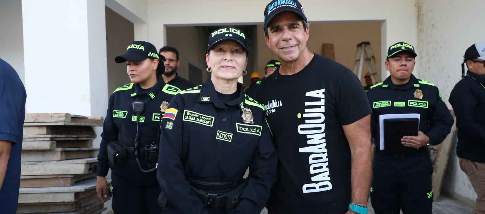 El alcalde Alejandro Char con la nueva comandante, General Sandra Liliana Rodríguez. 