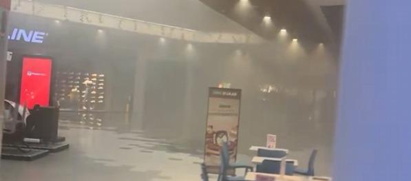 Humo en los pasillos del centro comercial Parque Alegra. 