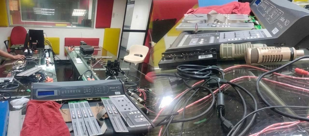 Imágenes del estudio de Uniautónoma FM.