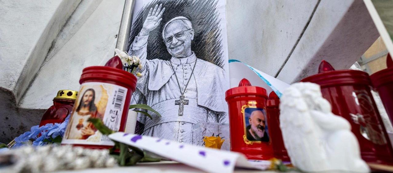 Imágenes, velas y oraciones frente al Hospital Gemelli 