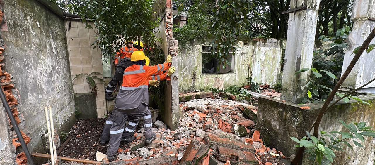 Imagen de demolición de una casa vinculada a Pablo Escobar