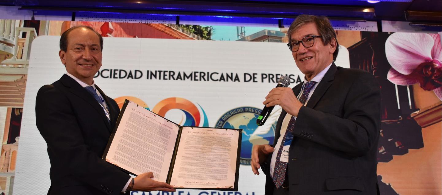 Jaime Abello, director general y cofundador de la Fundación Gabo recibiendo el premio.