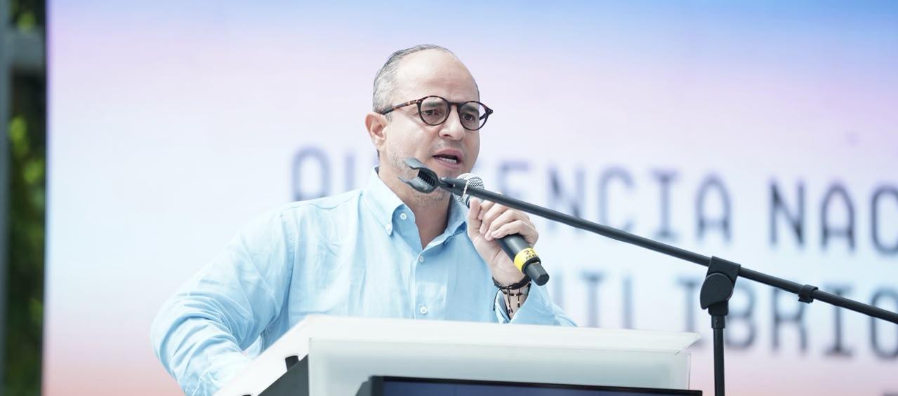 El senador Juan Espinal, presidente de la Comisión Quinta del Senado. 