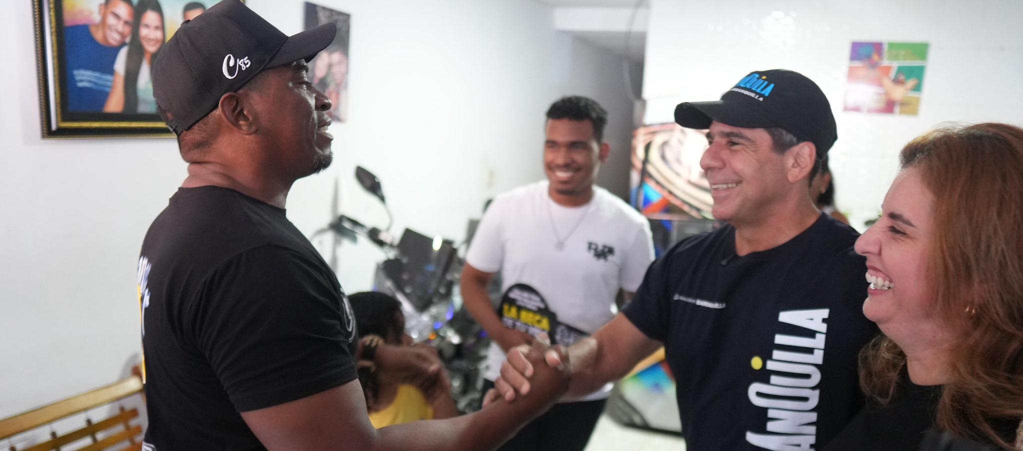 El alcalde Alejandro Char entregando becas a los jóvenes de Barranquilla. 