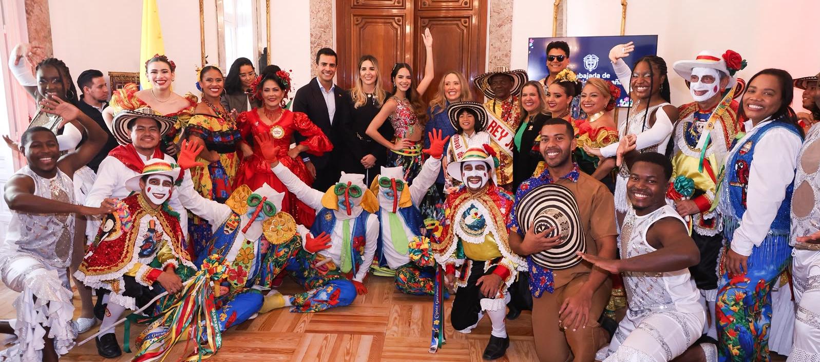 La monarquía del Carnaval, directivos y artistas participaron en la jornada de promoción, en la embajada de Colombia en España. 