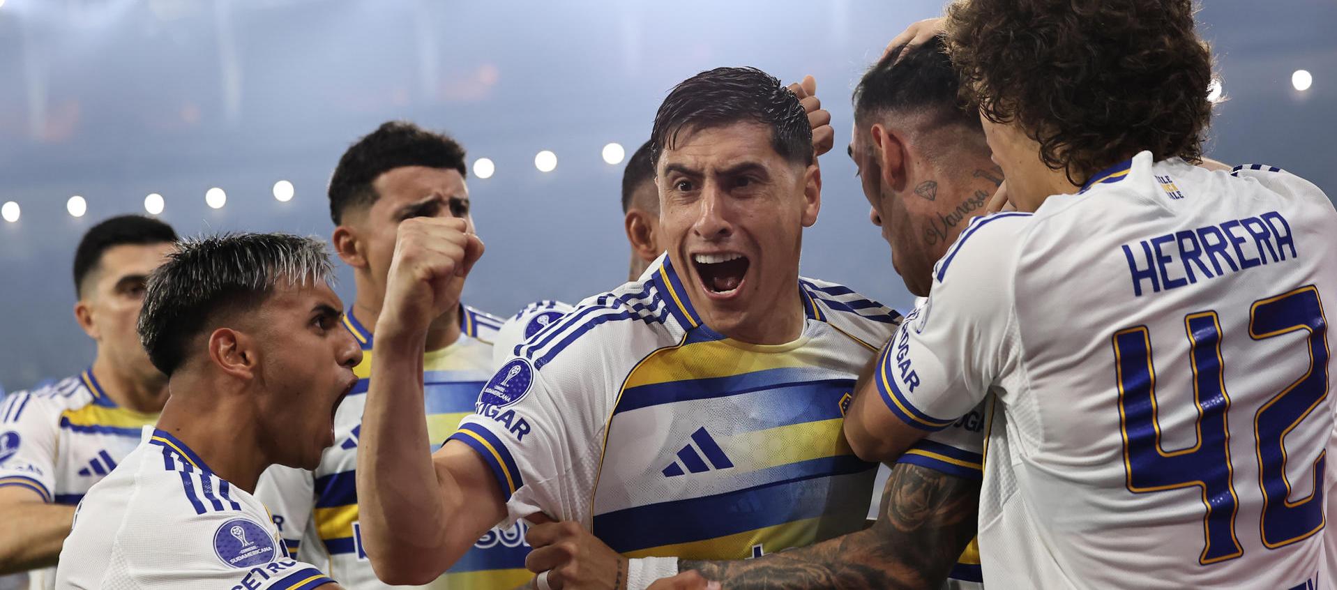 Lautaro Di Lollo (c) de Boca celebra su gol en el partido de vuelta de las semifinales de la Copa Sudamericana.