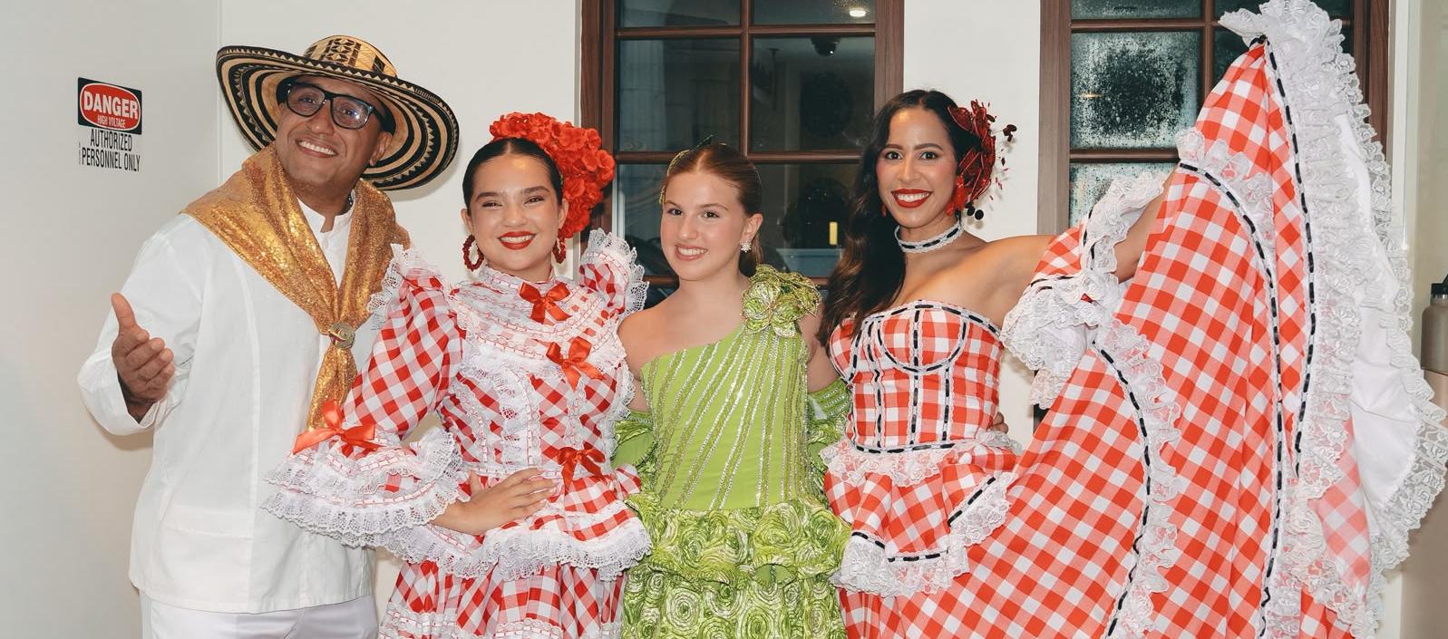 Los reyes del Carnaval de Barranquilla en Miami junto a la reina del Carnaval de los Niños 2027.