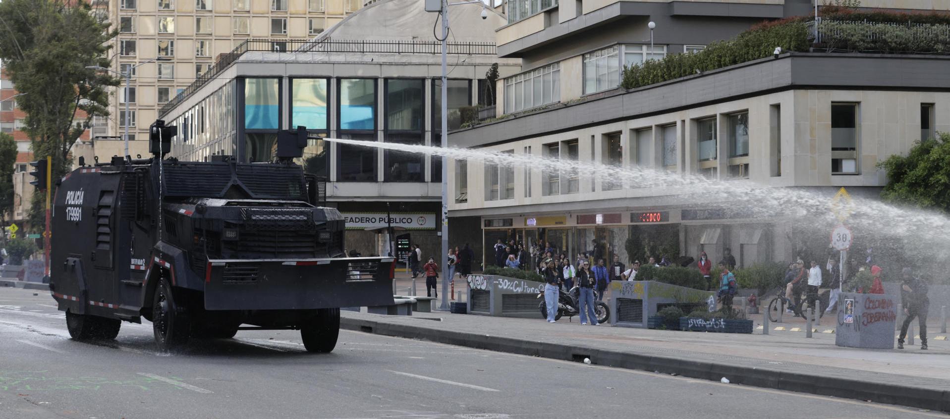 La Unidad Nacional de Antidisturbios (Unadi) de Colombia volvió a disolver este domingo una protesta frente al Museo Nacional de Bogotá en la que los manifestantes rechazaron, por segundo día consecutivo, la retirada de al menos treinta piezas de su colección por orden del Gobierno.  La primera intervención ocurrió cuando los agentes utilizaron un vehículo lanza agua en la carrera Séptima, una de las principales vías de la capital.  Minutos más tarde, algunos manifestantes volvieron a reunirse frente al mus