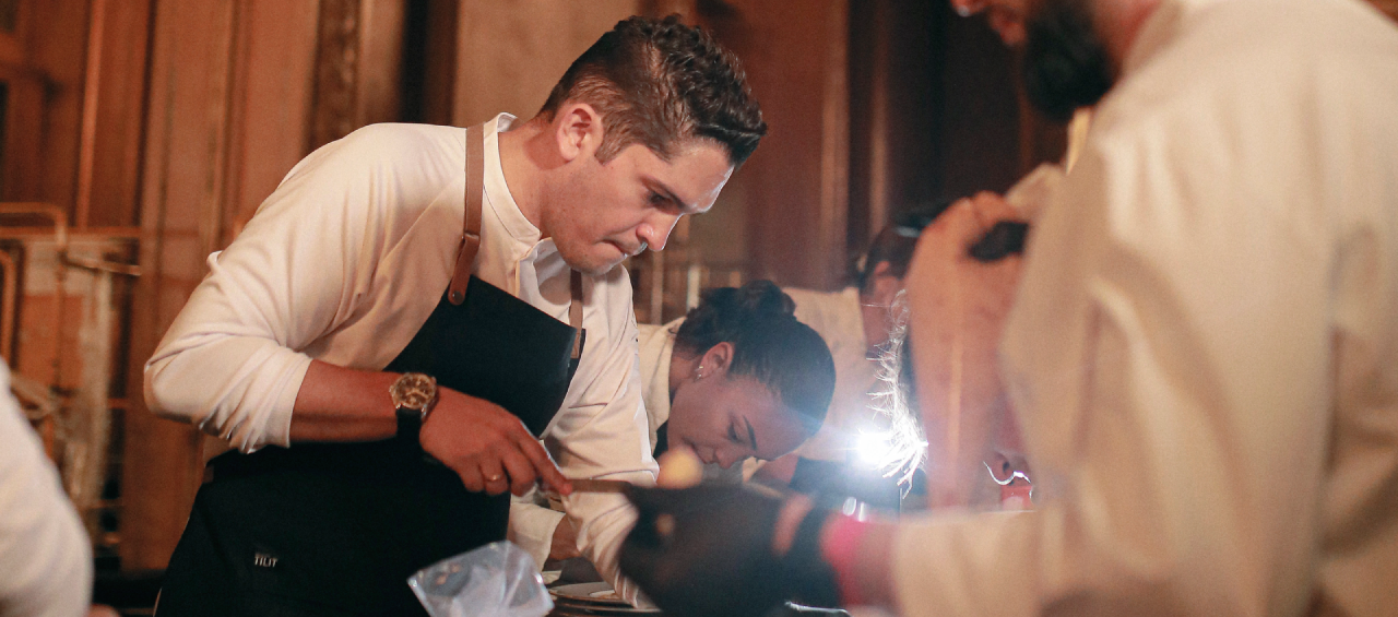 El chef Mario Mendoza en París.