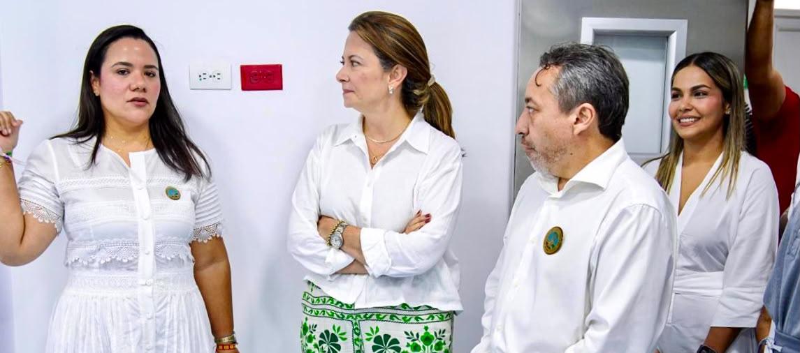 La Ministra de Salud, Ana María Vesga Gaviria (centro).