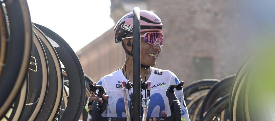 Nairo Quintana caminando entre las bicicletas.j