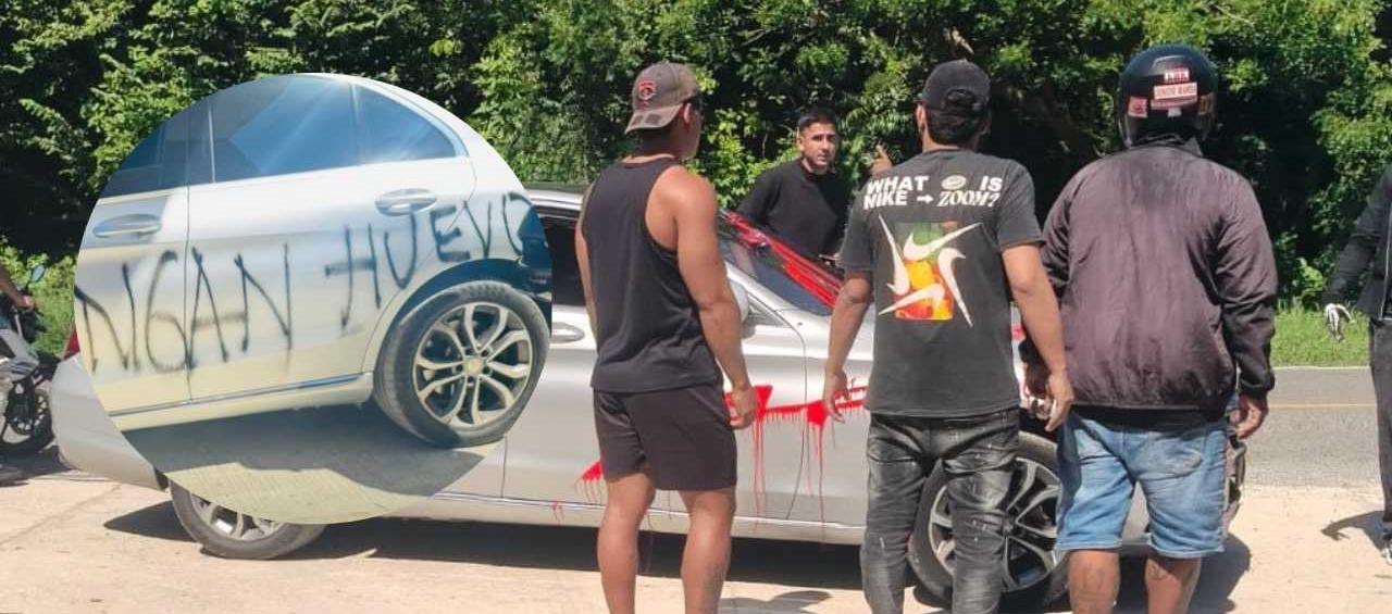 Paiva saliendo de su vehículo y a su alrededor los barristas.