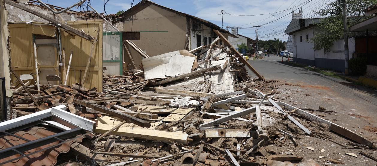 Daños en una casa ocasionados por el terremoto de magnitud 7,7 ocurrido este viernes en La Villa de Los Santos.