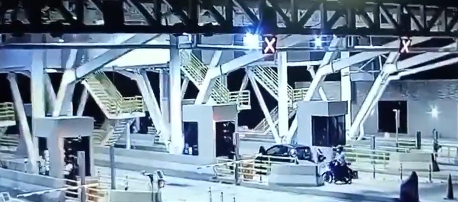 Momento el que dejan abandonado el carro bomba.