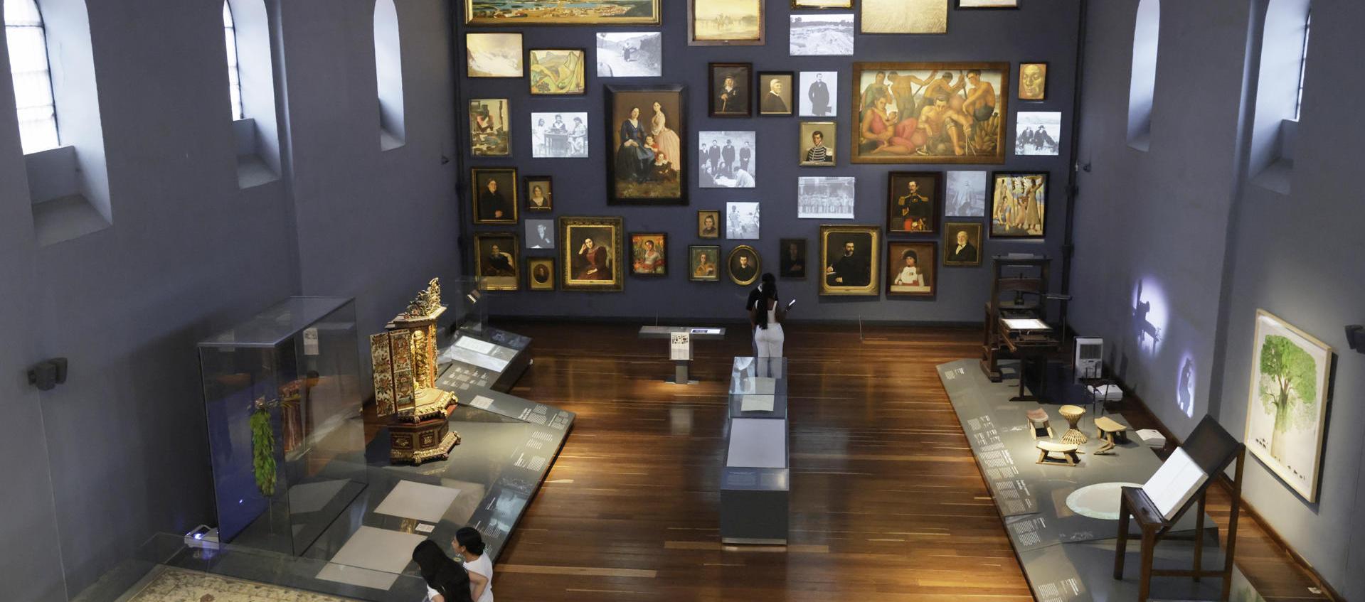 Personas que realizaban un recorrido por el Museo Nacional.