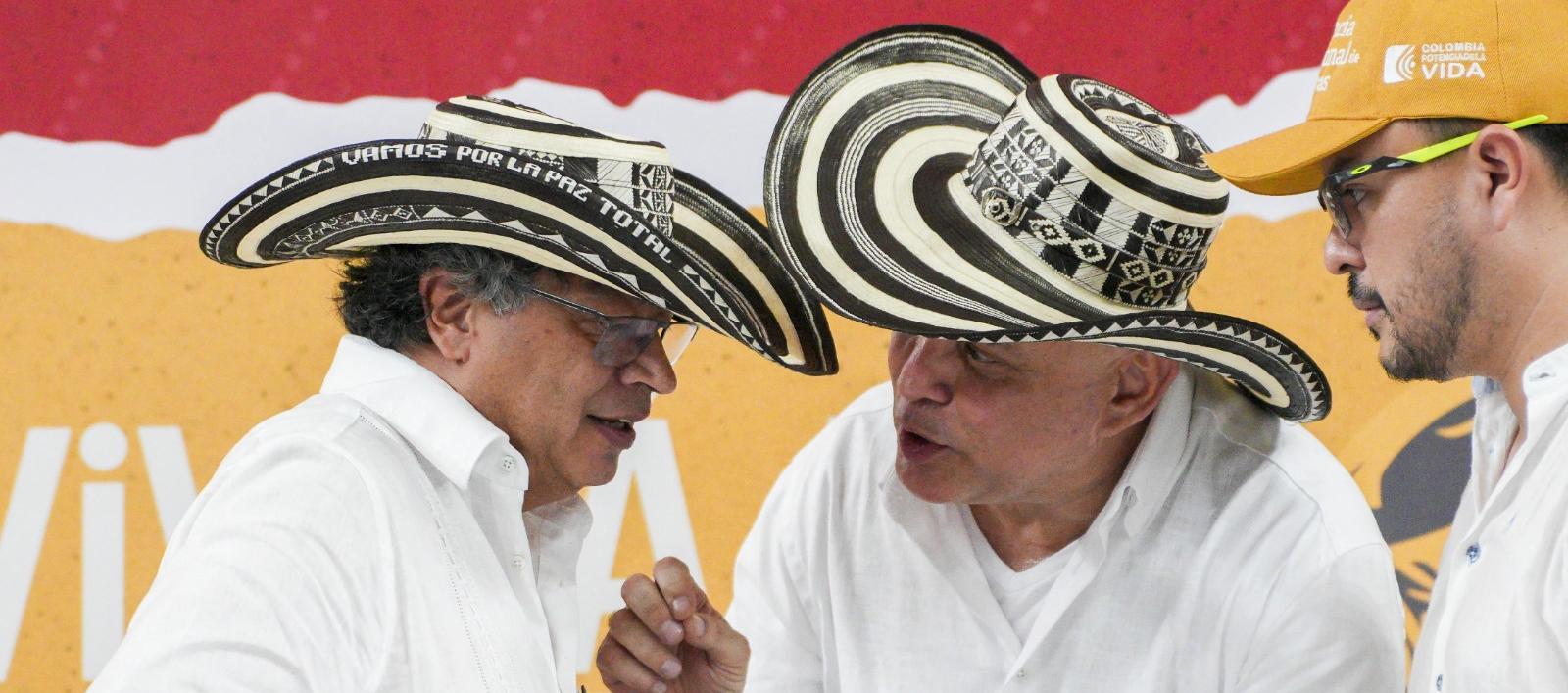 El Presidente Gustavo Petro y el exjefe paramilitar Salvatore Mancuso.