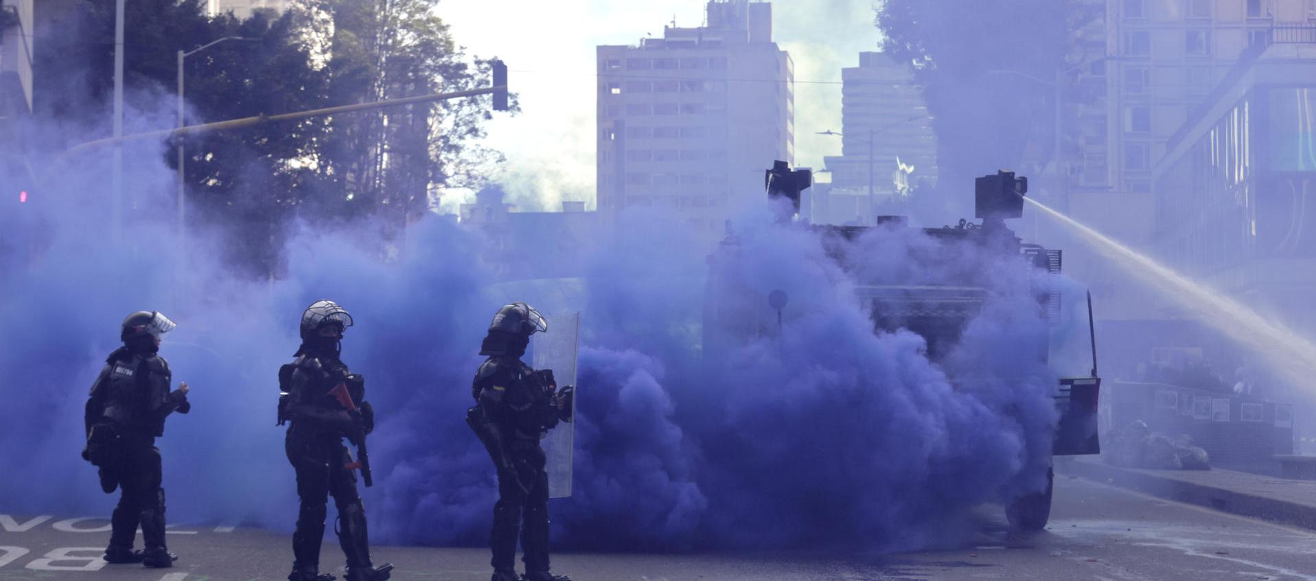 Policía enfrenta a manifestantes frente al Museo Nacional