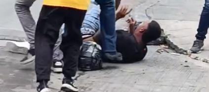 El presunto sicario cuando era golpeado por la comunidad y logró darse a la huida.