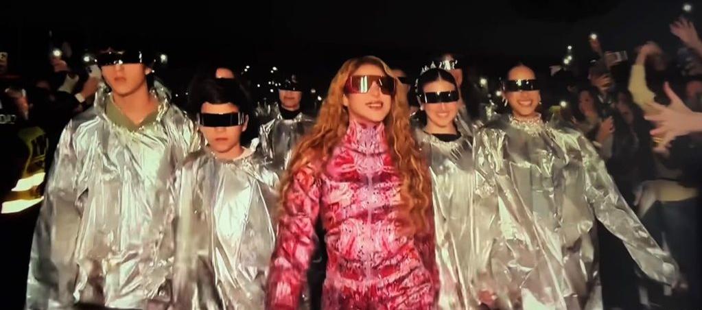 Reinas del Carnaval de Barranquilla 2027 caminando junto a Shakira en su residencia en Madrid.