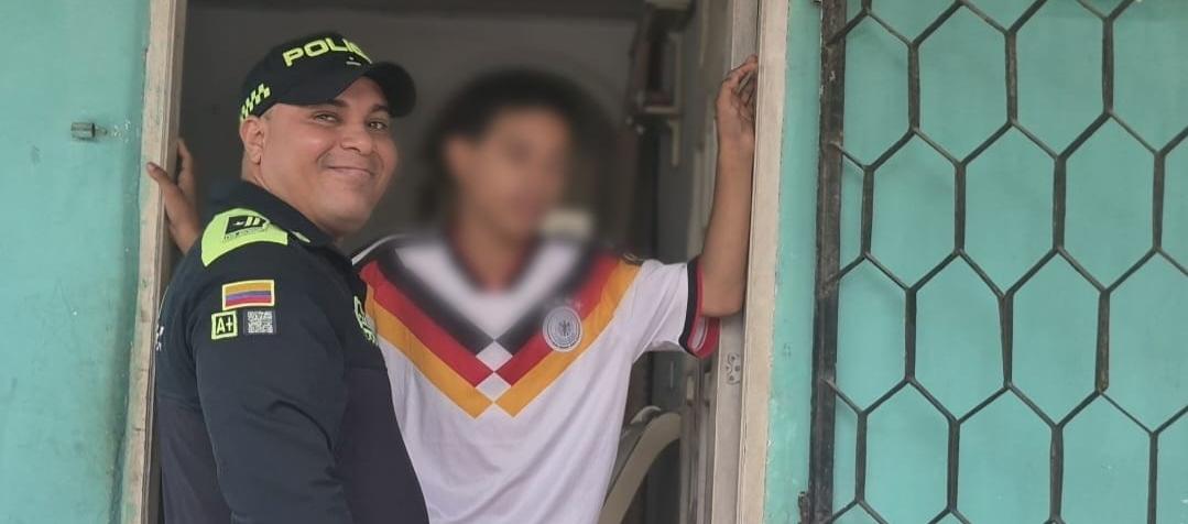 El subintendente Carlos Alberto Munive con el adolescente que rescató de la corriente del arroyo. 