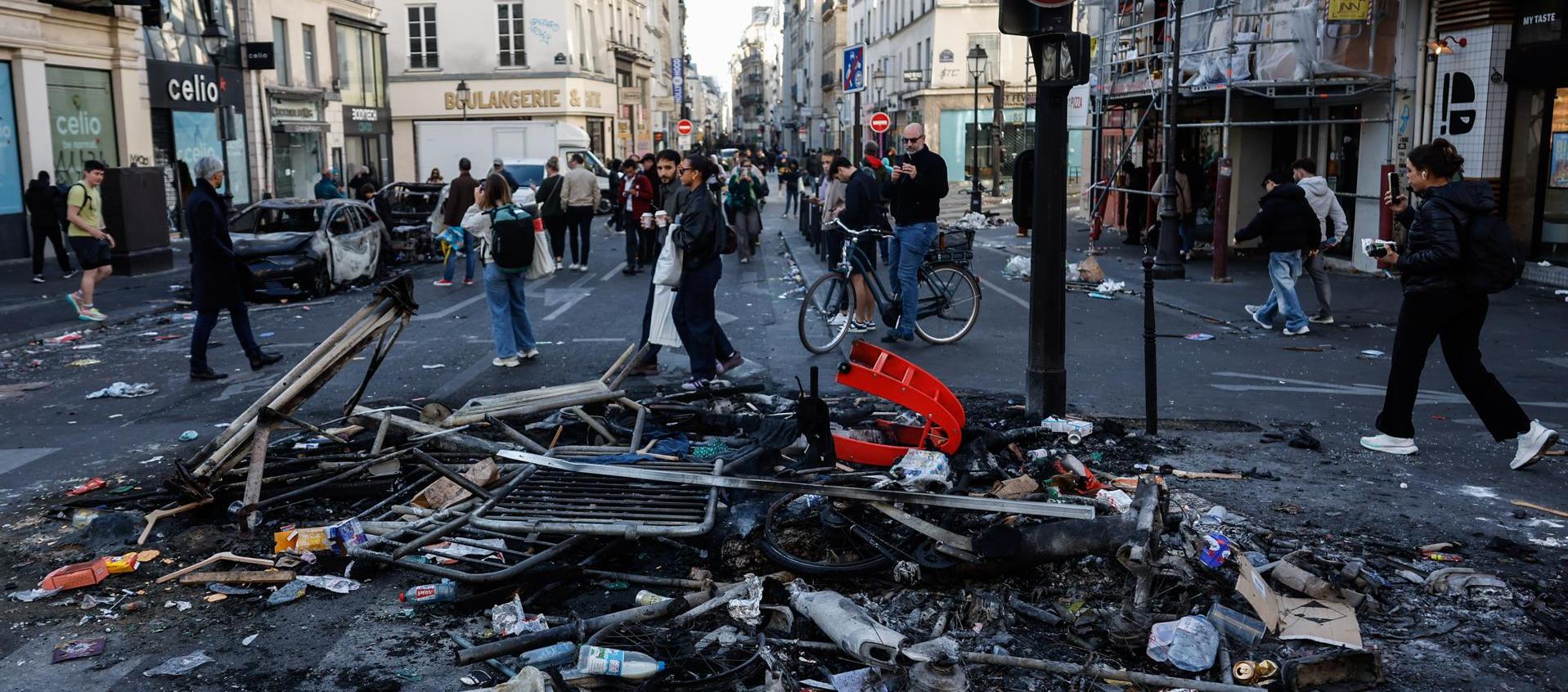 Restos de una hoguera callejera tras los enfrentamientos entre la policía antidisturbios y los manifestantes en París.