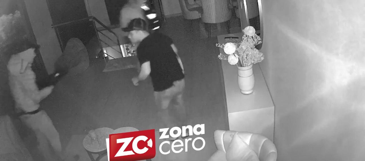 Los ladrones quedaron grabados en cámaras de seguridad del inmueble que asaltaron. 