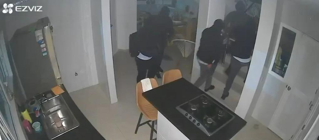 Momento del robo en una vivienda en Salgar. 