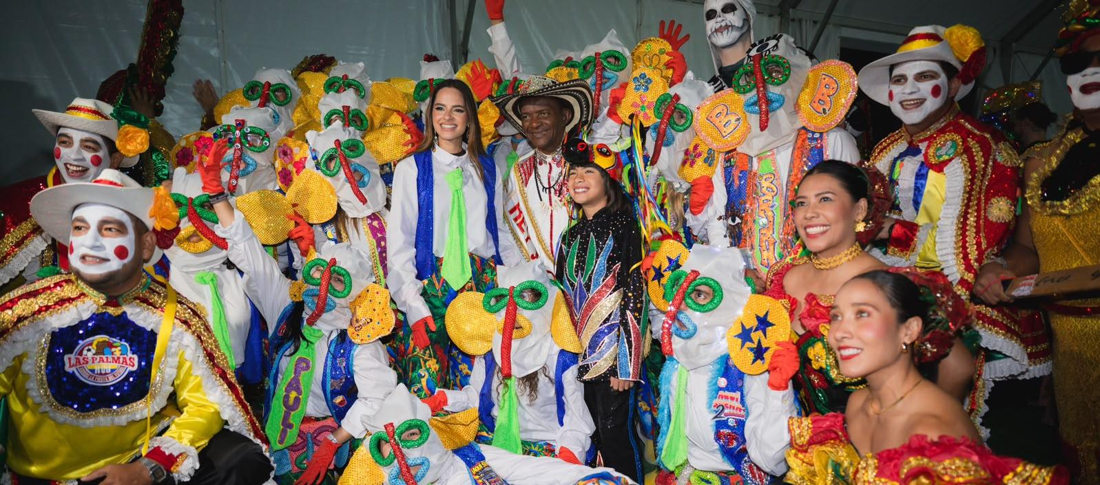 Salwa Maloof Habib, vestida de marimonda, en Madrid con los hacedores del Carnaval