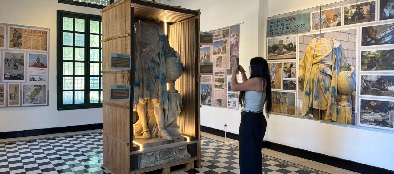 Se encuentra en el salón Magdalena, en la antigua Intendencia Fluvial.