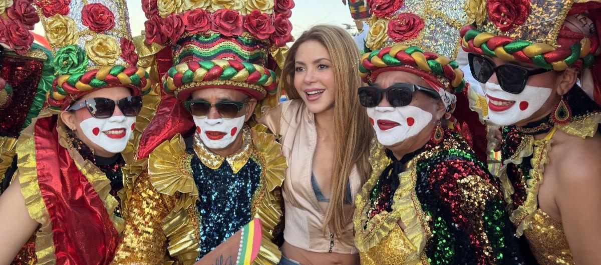 Shakira con los hacedores del Carnaval.