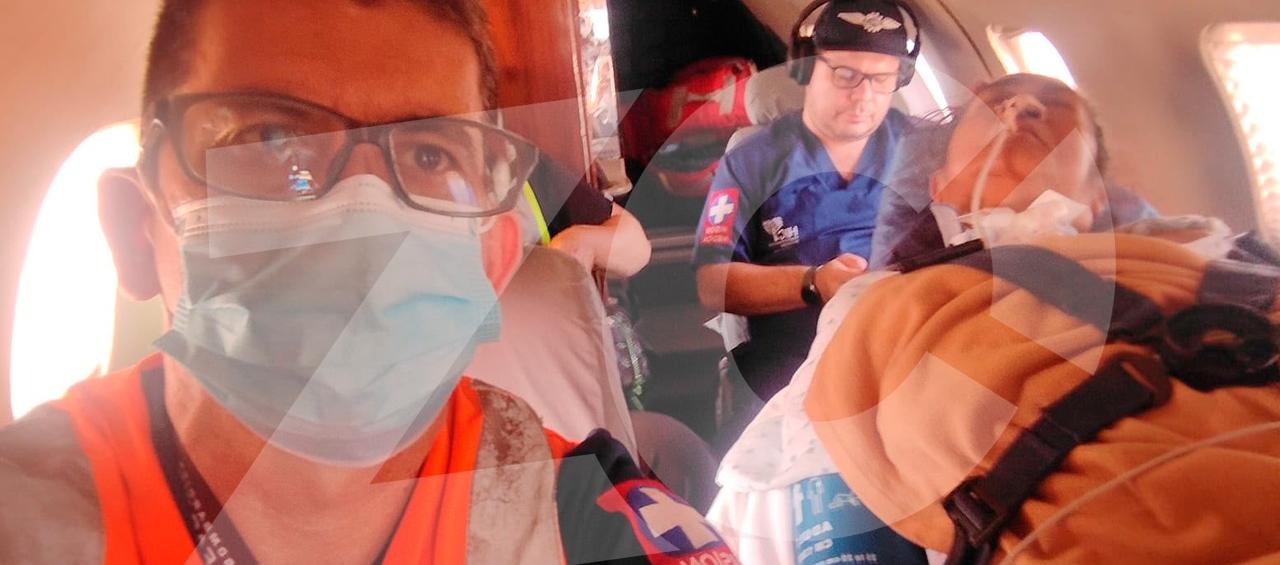 Momento del traslado de Ignacia en la avioneta ambulancia. 