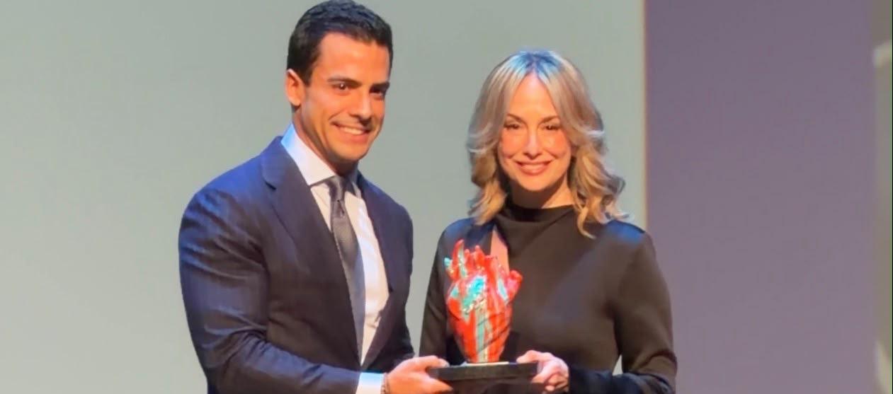 Silvia Tcherassi recibiendo el reconocimiento. 