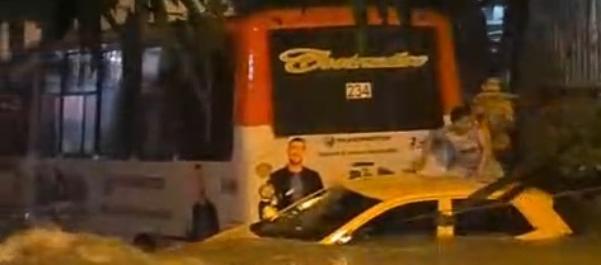Taxi chocando con la parte trasera de un bus.