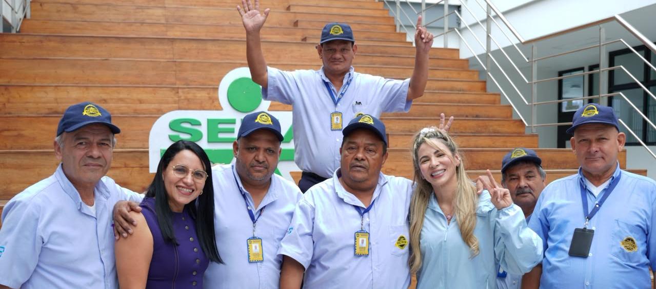 Taxistas beneficiarios junto a la Gerente de Ciudad, Ana María Aljure, y Dorys Del Toro, directora (e) del Sena.