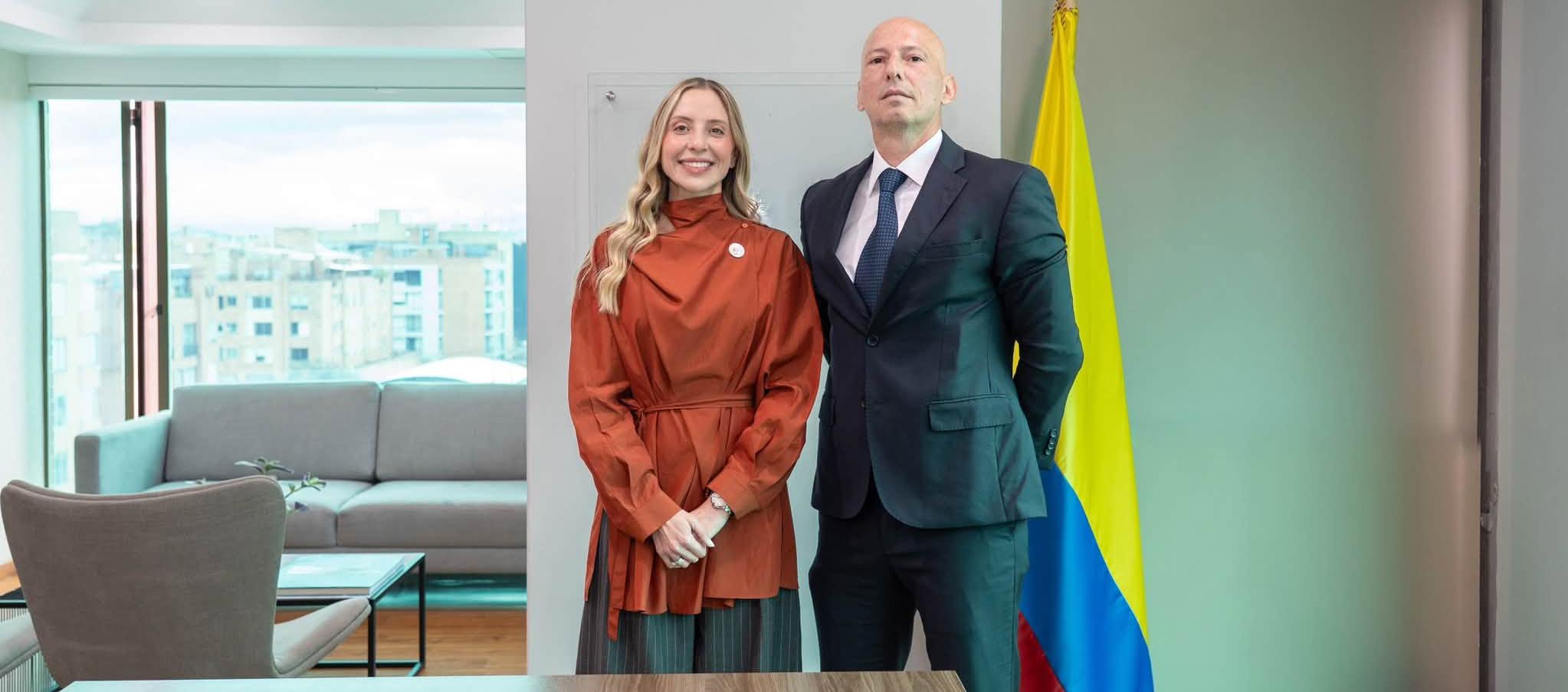 La presidenta de la Banca de Desarrollo Territorial, Findeter, María Paula Tejada Bustos, y  Carlos Eduardo Cabas Rodgers, el nuevo Secretario General de la entidad.