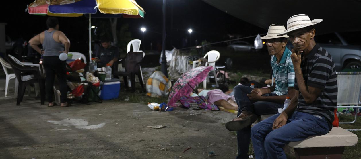 Los damnificados en un parque de Tonosí.